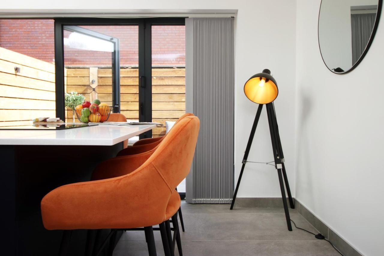 New Spacious 2 Bed Getaway - Private Courtyard! - Underfloor Heating Cardiff Exterior photo